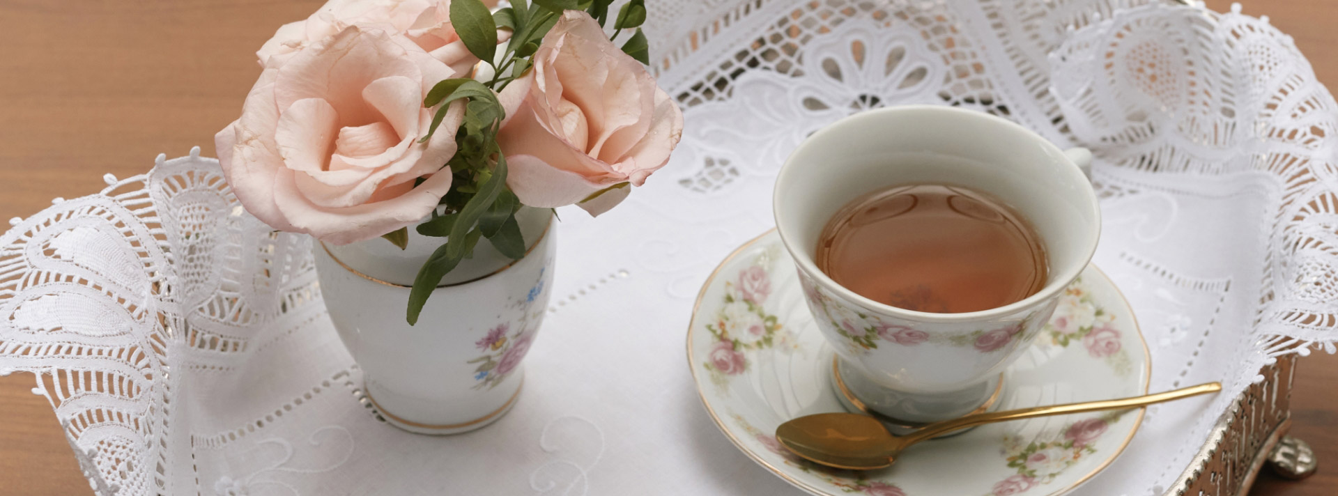 Cover image: Rosace Hand-embroidered Linen Table Set in White